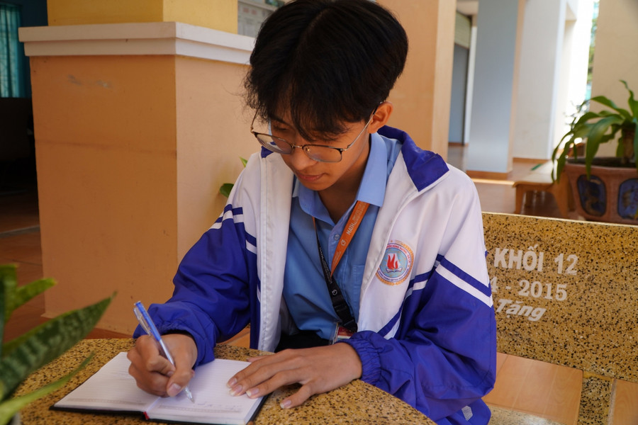 Học sinh lớp chuyên Toán, nhưng Tuấn Anh xuất sắc đạt giải nhất môn Văn quốc gia. Học sinh lớp chuyên Toán, nhưng Tuấn Anh xuất sắc đạt giải nhất môn Văn quốc gia.