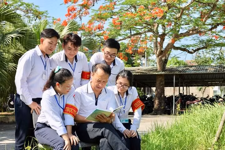 Nhà giáo Nguyễn Trọng Tuấn và các em học sinh Trường THPT Trần Hưng Đạo