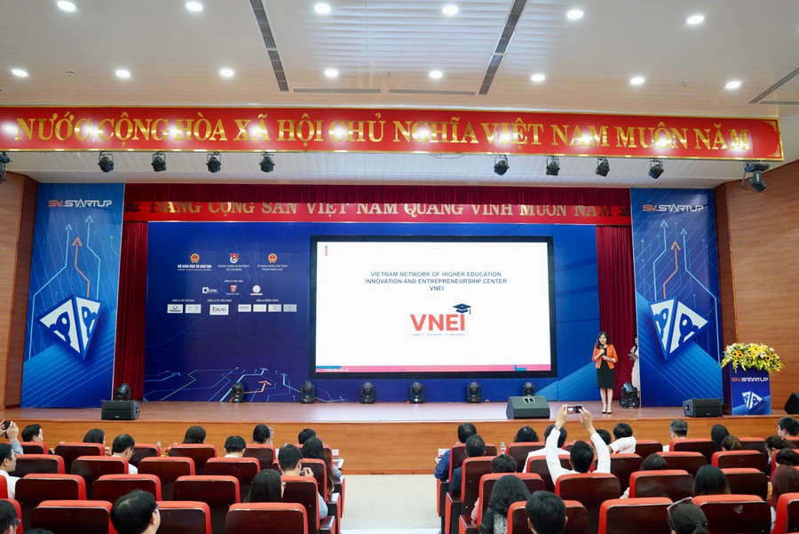 Bà Lê Thị Thu Hà, Giám đốc Trung tâm Ươm tạo và sáng tạo ĐHNT, Chủ tịch Mạng lưới Trung tâm Đổi mới sáng tạo và khởi nghiệp các trường ĐH-CĐ trình bày báo cáo tại diễn đàn. Bà Lê Thị Thu Hà, Giám đốc Trung tâm Ươm tạo và sáng tạo ĐHNT, Chủ tịch Mạng lưới Trung tâm Đổi mới sáng tạo và khởi nghiệp các trường ĐH-CĐ trình bày báo cáo tại diễn đàn.