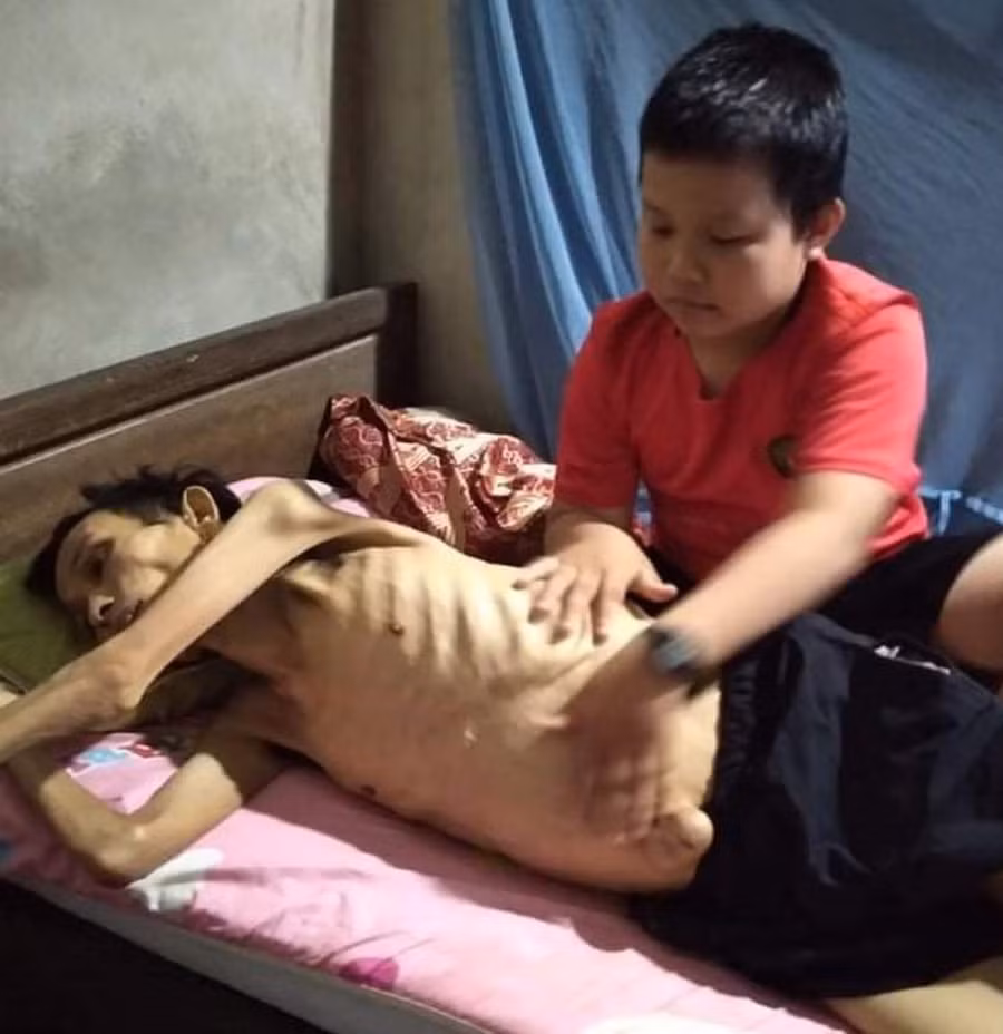 Hà Tĩnh: Quà nhân ái đến với cậu bé nghèo khó học giỏi chăm bố bị ung thư gan ảnh 2