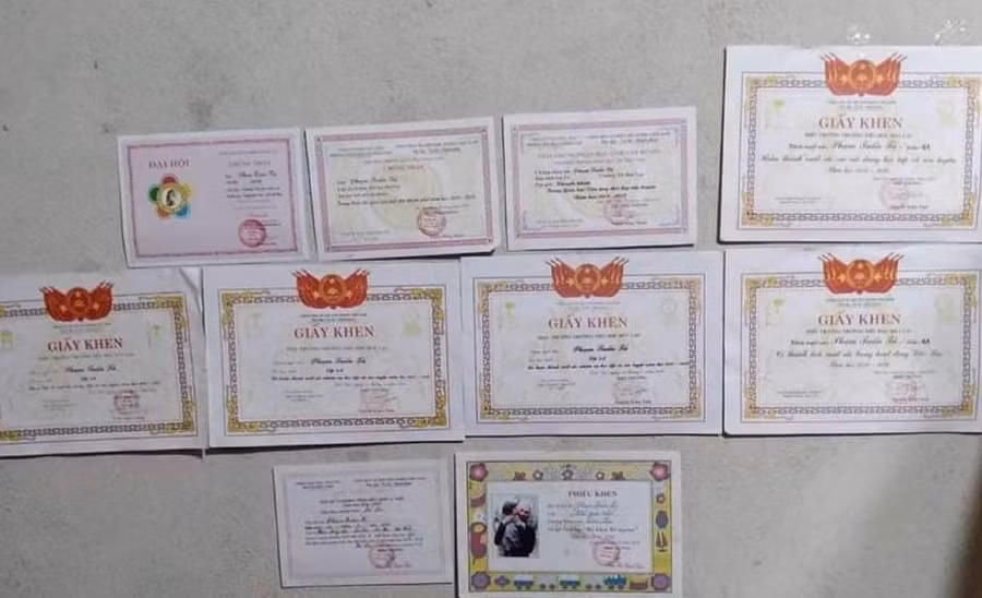 Trong gian khó, Tuấn Tú vẫn vươn lên học tập tốt, hàng năm đều được công nhận là học sinh giỏi