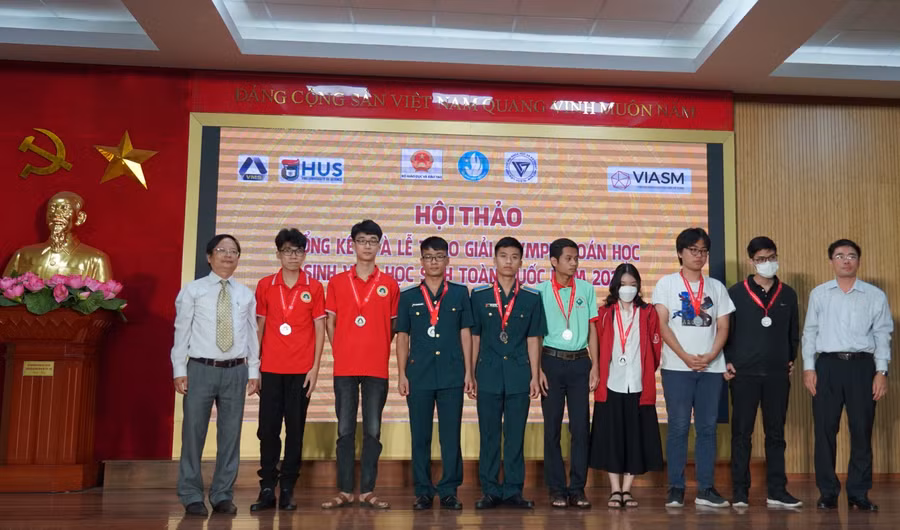 Niềm vui đón nhận giải thưởng Kỳ thi Olympic Toán học sinh viên – học sinh toàn quốc 2022