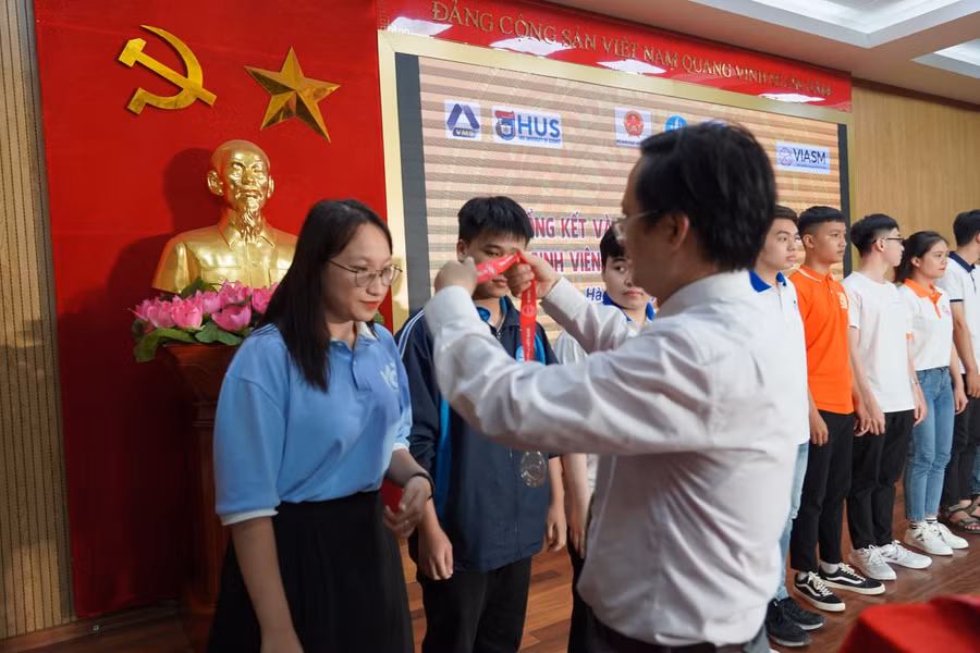 PGS.TSKH Vũ Hoàng Linh, Hiệu trưởng Trường ĐH Khoa học Tự nhiên, ĐHQG Hà Nội trao Huy chương cho các cá nhân
