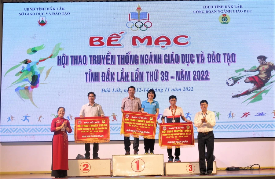 Ban tổ chức trao Cờ toàn đoàn cho khối phòng GD&ĐT.