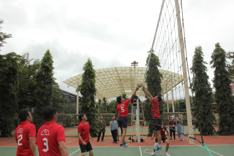 Một pha bóng đẹp giữa 2 đội, THPT Y Jút và THPT Buôn Đôn.