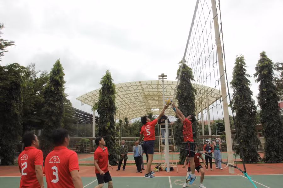 Một pha bóng đẹp giữa 2 đội, THPT Y Jút và THPT Buôn Đôn.