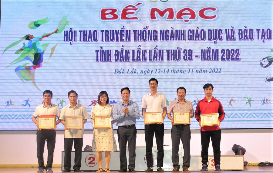 Ông Lưu Tiến Quang - Chủ tịch Công đoàn ngành GD tỉnh tặng Giấy khen cho các đơn vị xuất sắc tại Hội thao.