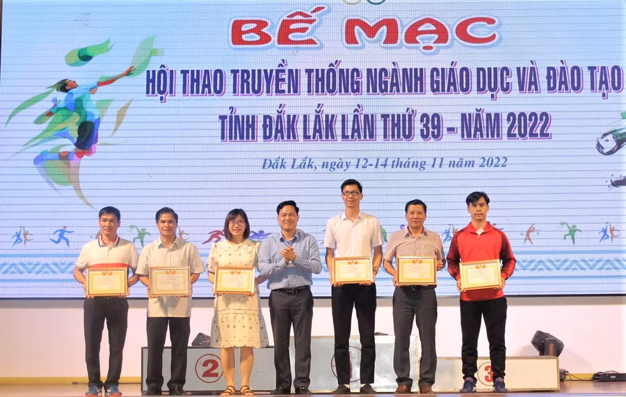 Ông Lưu Tiến Quang - Chủ tịch Công đoàn ngành GD tỉnh tặng Giấy khen cho các đơn vị xuất sắc tại Hội thao.