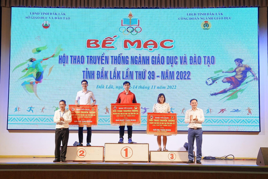 Ban Tổ chức trao Cờ toàn đoàn cho khối trường học.