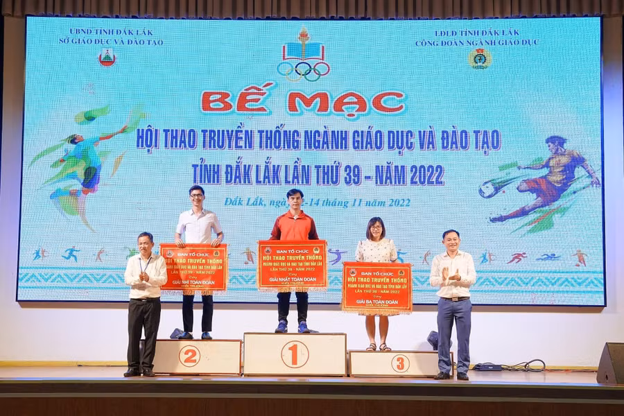 Ban Tổ chức trao Cờ toàn đoàn cho khối trường học.