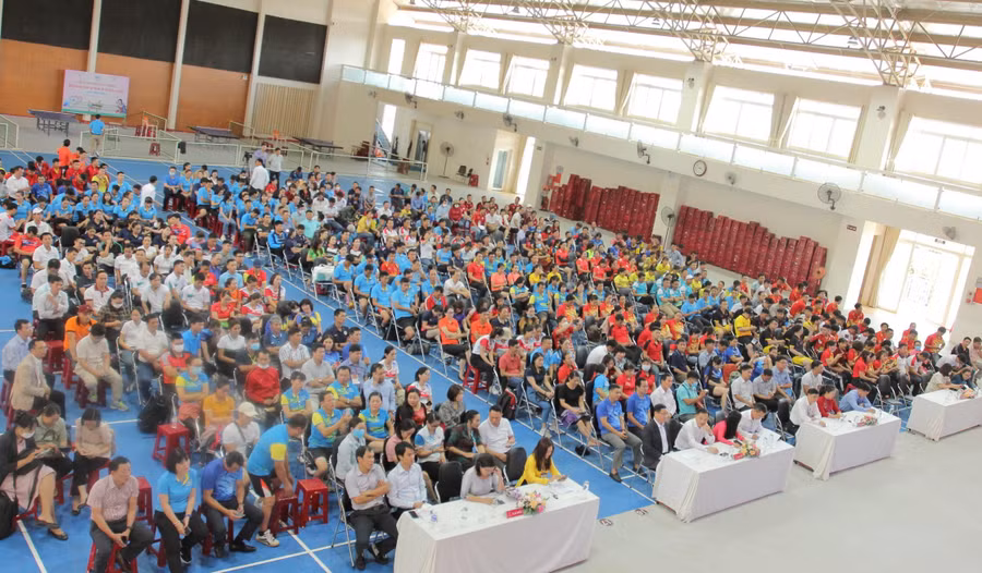 Đại biểu, vận động viên dự lễ bế mạc Hội thao.