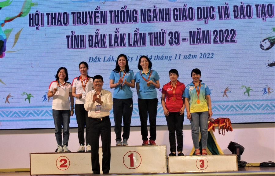 Giám đốc Sở GD&ĐT Phạm Đăng Khoa trao Huy chương cho các vận động viên xuất sắc tại Hội thao.