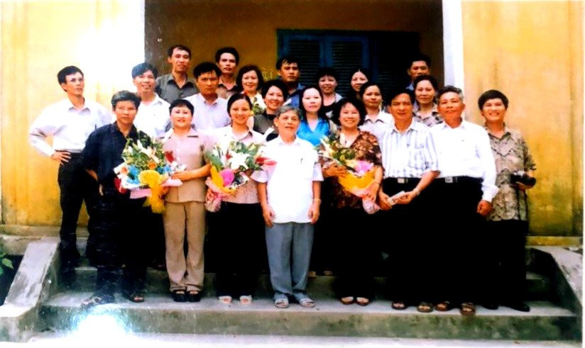 Tập thể lớp 7E và các thầy, cô 20 năm sau ngày ra trường, hàng trên, từ trái sang: Thầy Phạm Toán (thứ nhất), thầy Lê Huy Thư (thứ 4), cô Đào Thị Hải (thứ 5), thầy Nguyễn Côn (thứ 7), lớp trưởng Đỗ Phú Thọ (thứ 8).