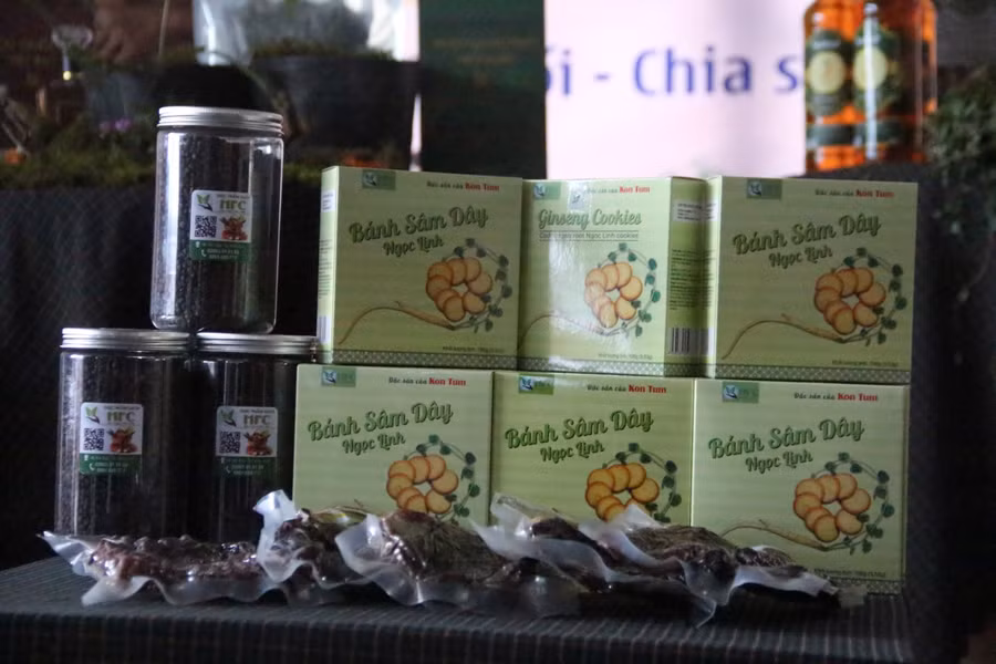 Nhiều sản phẩm được bày bán tại phiên chợ.