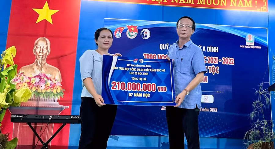 Chương trình đã trao 5 suất học bổng “Chắp cánh ước mơ” cho các em học sinh có hoàn cảnh đặc biệt khó khăn.