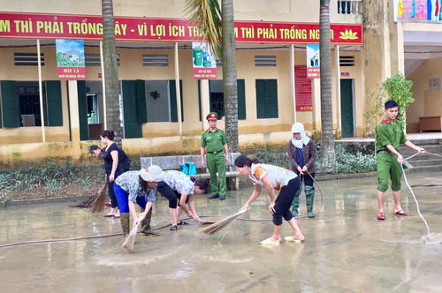 Nước đã bắt đầu rút hết từ hôm 20/10, trường học đã không bị ngập úng. Công an, giáo viên, phụ huynh được huy động đến để vệ sinh trường lớp.