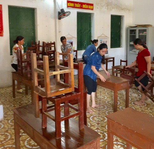 Kê lại bàn ghế, chuẩn bị đón các em trở lại trường sau bao ngày nghỉ học vì ngập úng