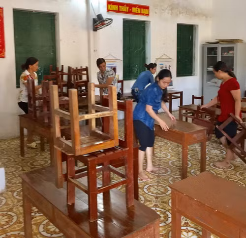 Kê lại bàn ghế, chuẩn bị đón các em trở lại trường sau bao ngày nghỉ học vì ngập úng