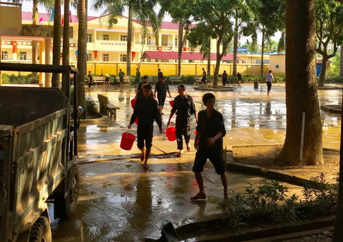 Cán bộ chiến sỹ công an nhiệt tình giúp sức