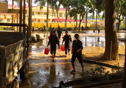 Cán bộ chiến sỹ công an nhiệt tình giúp sức