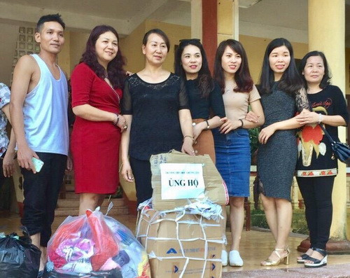 Nhiều đơn vị đã đến tặng quà, chia sẻ với những khó khăn mà thầy, trò Trường tiểu học Nam Phương Tiến A đang phải đối diện