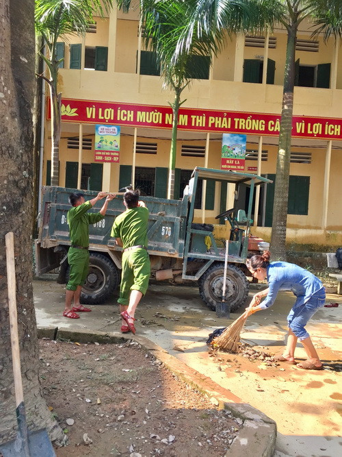 Dọn dẹp bùn, đất, sỏi, đá sau úng lụt