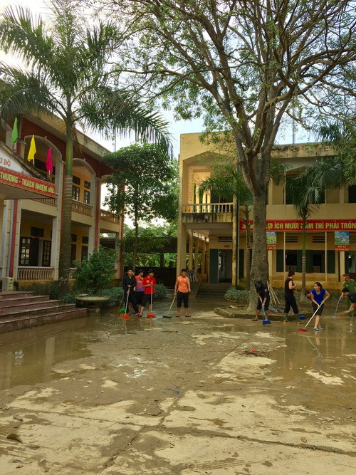 Vệ sinh sân trường