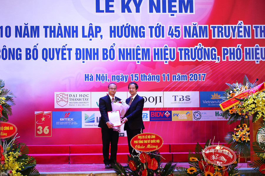 Trao Quyết định bổ nhiệm lãnh đạo trường nhiệm kỳ mới