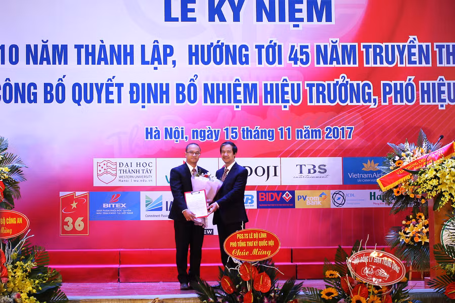 Trao Quyết định bổ nhiệm lãnh đạo trường nhiệm kỳ mới