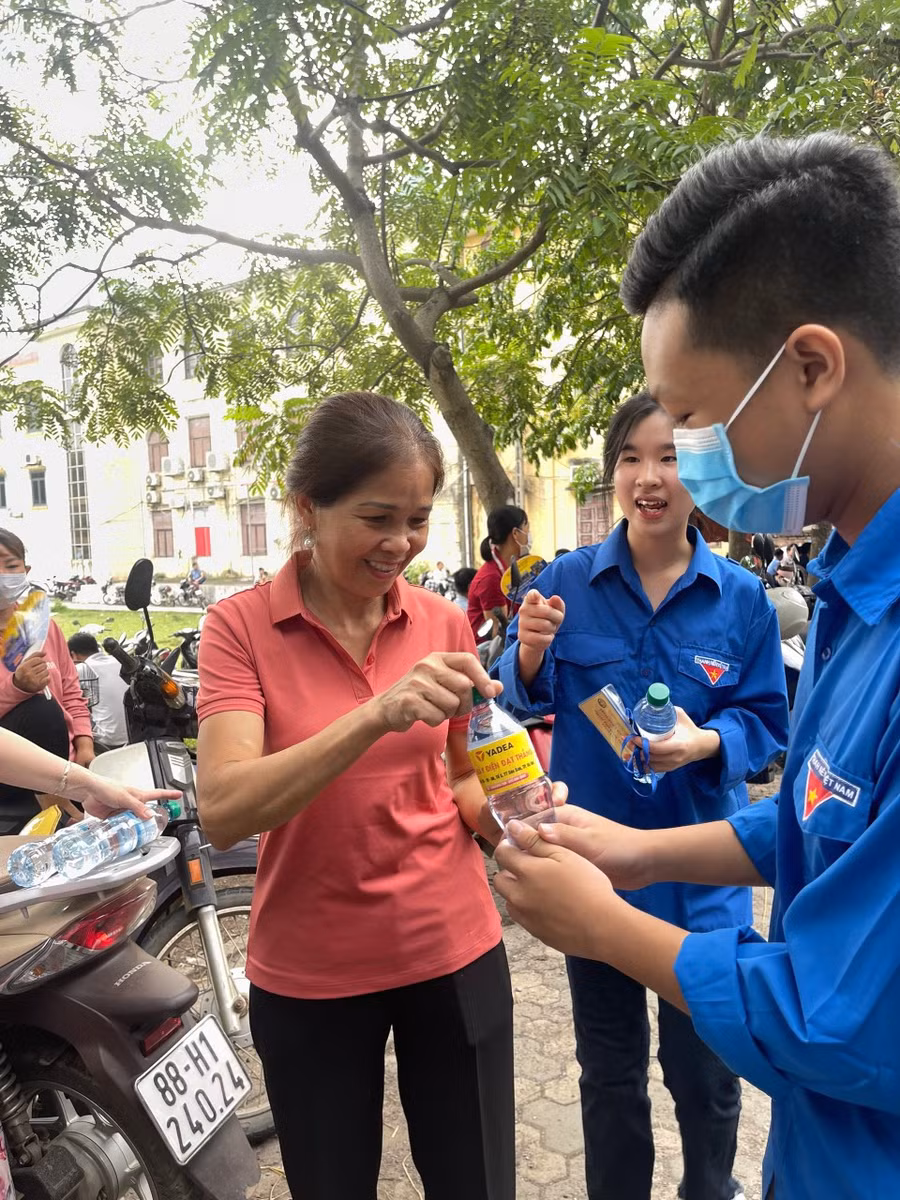 Phụ huynh đánh giá cao hoạt động tiếp sức mùa thi của các tình nguyện viên.