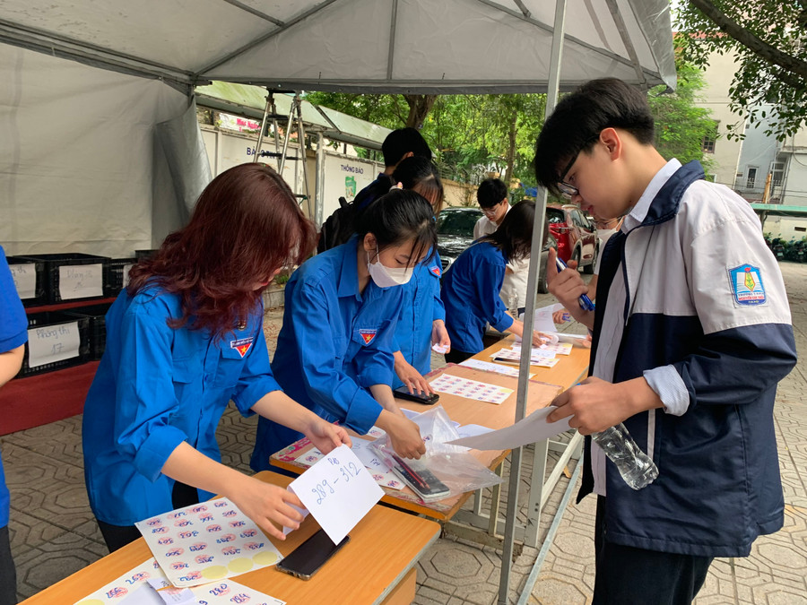 Những thí sinh đầu tiên hoàn thành bài thi cuối cùng, nhận đồ gửi để ra về.