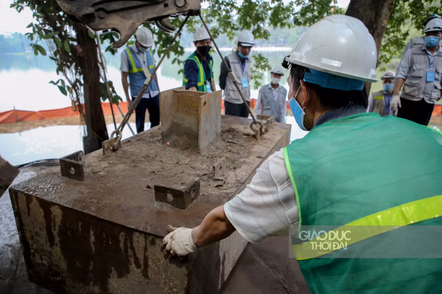 Kè bê tông cốt sợi, xi măng bền sunphat, đá 1x2 mác 600, loại hộp rỗng, thành dày 8cm, chiều cao cấu kiện từ 2,5m, chiều dài 1m, chiều rộng đáy dưới 1,64 m, chiều rộng trên mặt 0,4m, mái nghiêng i=1:0,85 chiều dài mái nghiêng 1,851 m, chiều cao thành ngoài 1,09m.