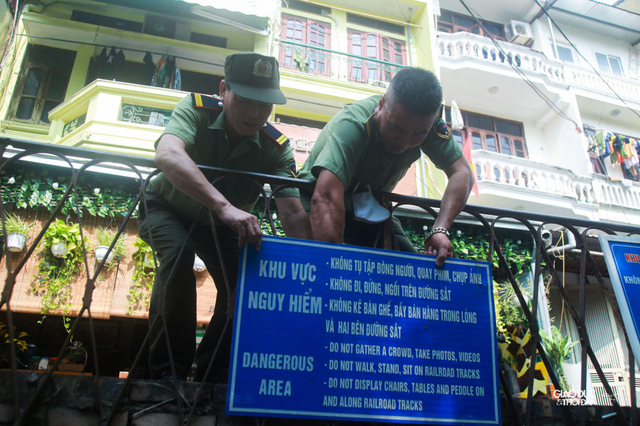 Cảnh sát, lực lượng bảo vệ tổ dân phố có mặt nhắc nhở, không cho du khách đi vào phố đường tàu chụp ảnh, tham quan để đảm bảo an toàn.