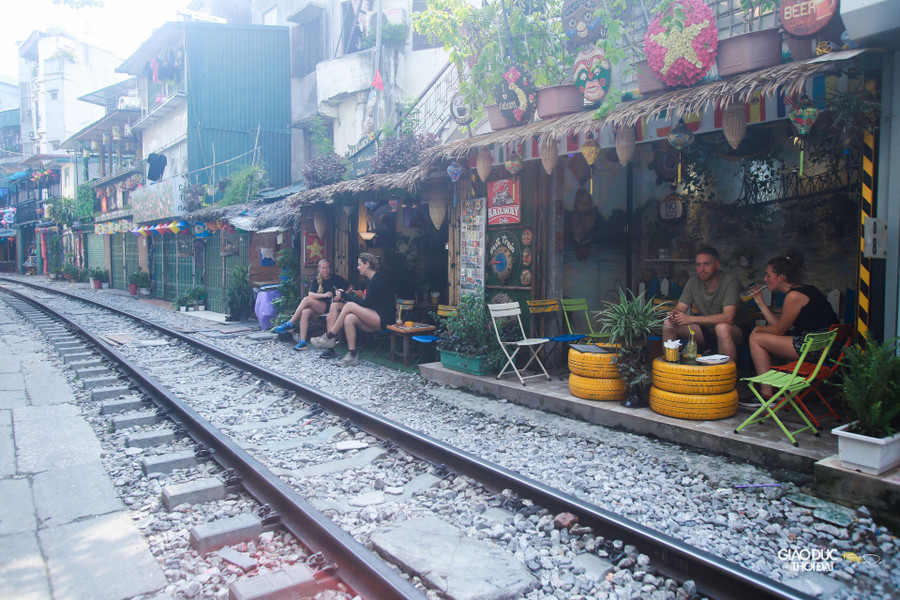 Nhiều khách đến sớm vẫn ngồi tại quán, còn lại các du khách phải đứng bên ngoài để chụp ảnh vào.