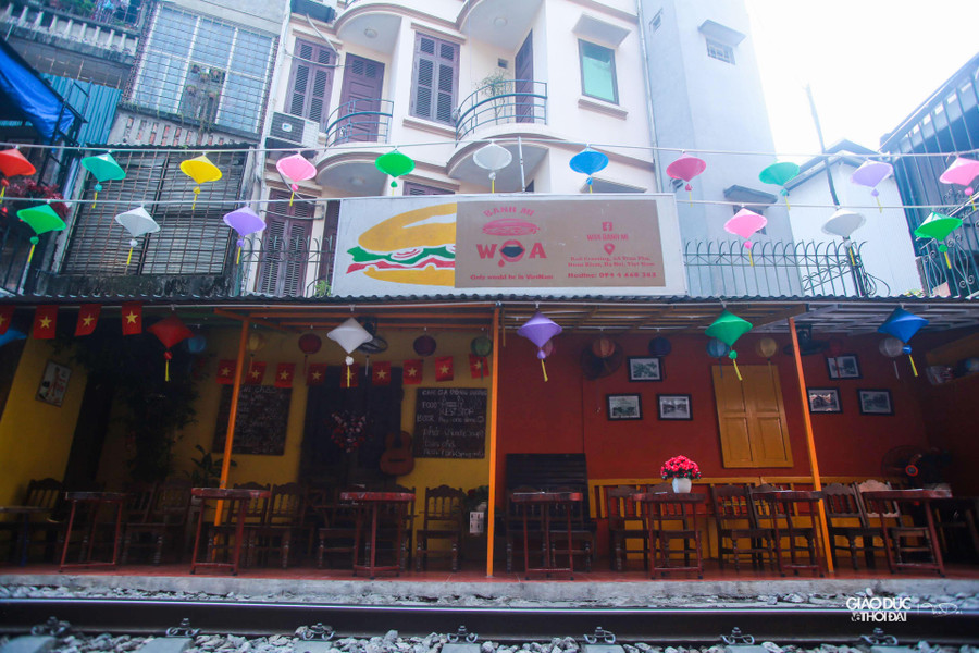 Nhiều hàng quán vắng vẻ trong sáng 15/9.