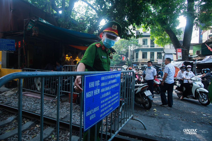 Tại các con phố Trần Phú, Phùng Hưng, Điện Biên Phủ đều có barie chắn ngang đường.
