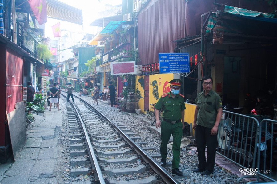 Sáng 15/9 lực lượng chức năng tiến hành rào chắn yêu cầu du khách không vào khu vực đường tàu đoạn Phùng Hưng, Điện Biên Phủ, Trần Phú.