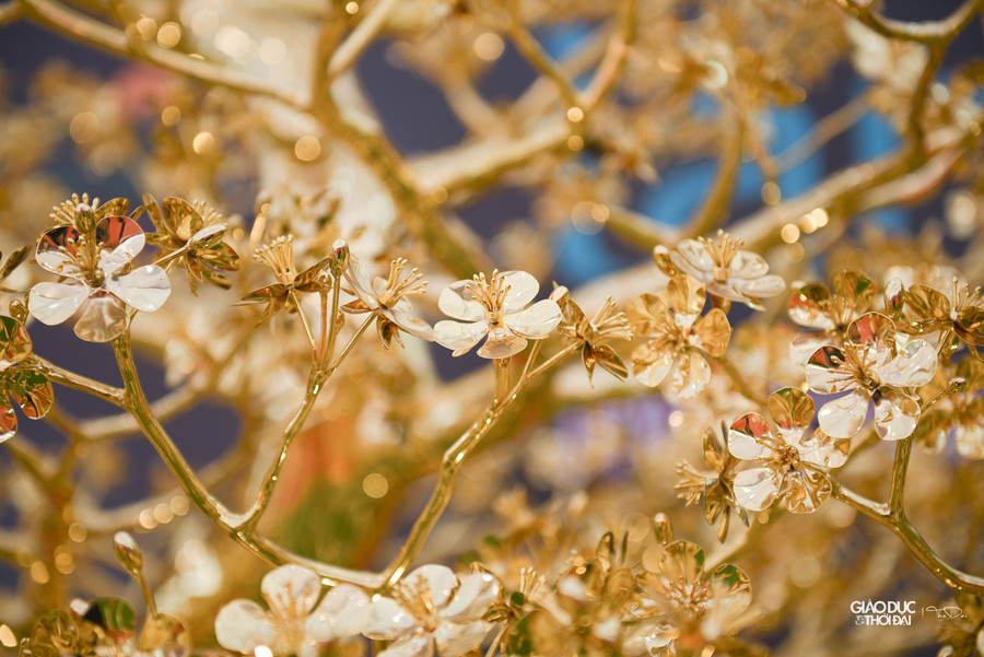 Anh Hoàng Văn Định (đại diện của đơn vị làm ra cây mai mạ vàng) cho biết, đây là năm đầu tiên đơn vị tung ra thị trường sản phẩm mai bằng đồng, mạ vàng. Anh Hoàng Văn Định (đại diện của đơn vị làm ra cây mai mạ vàng) cho biết, đây là năm đầu tiên đơn vị tung ra thị trường sản phẩm mai bằng đồng, mạ vàng.