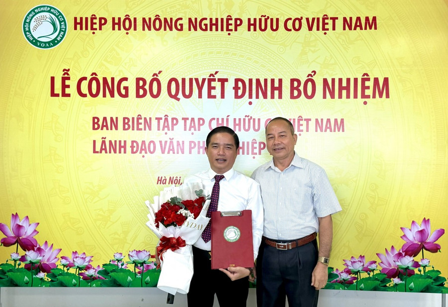 Tổng Biên tập Tạp chí Hữu cơ Việt Nam Nông Hải Việt chúc mừng Nhà báo Đỗ Ngọc Thi sau khi nhận nhiệm vụ mới.