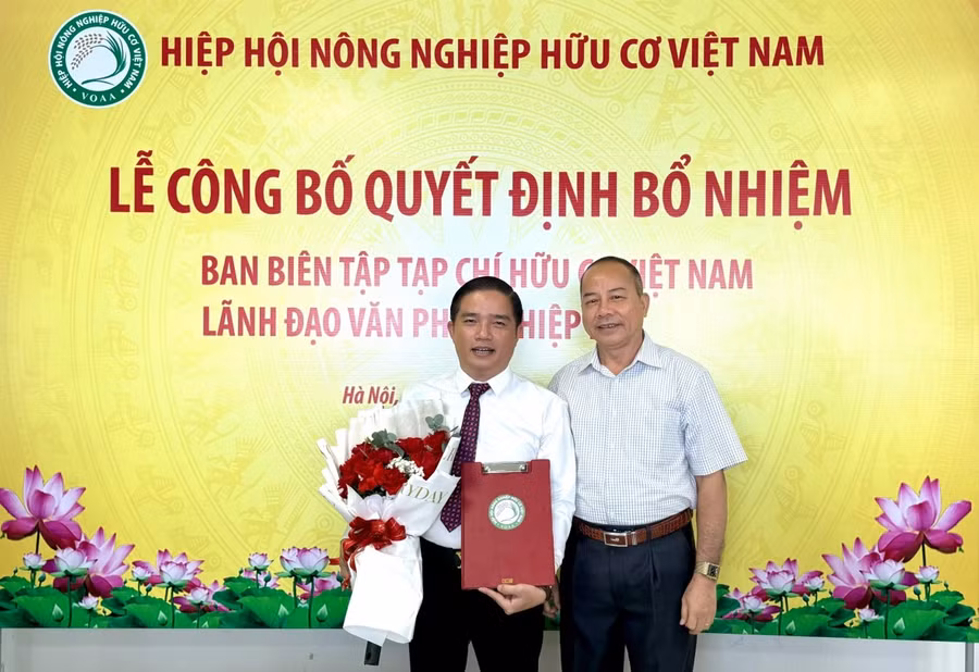 Tổng Biên tập Tạp chí Hữu cơ Việt Nam Nông Hải Việt chúc mừng Nhà báo Đỗ Ngọc Thi sau khi nhận nhiệm vụ mới.