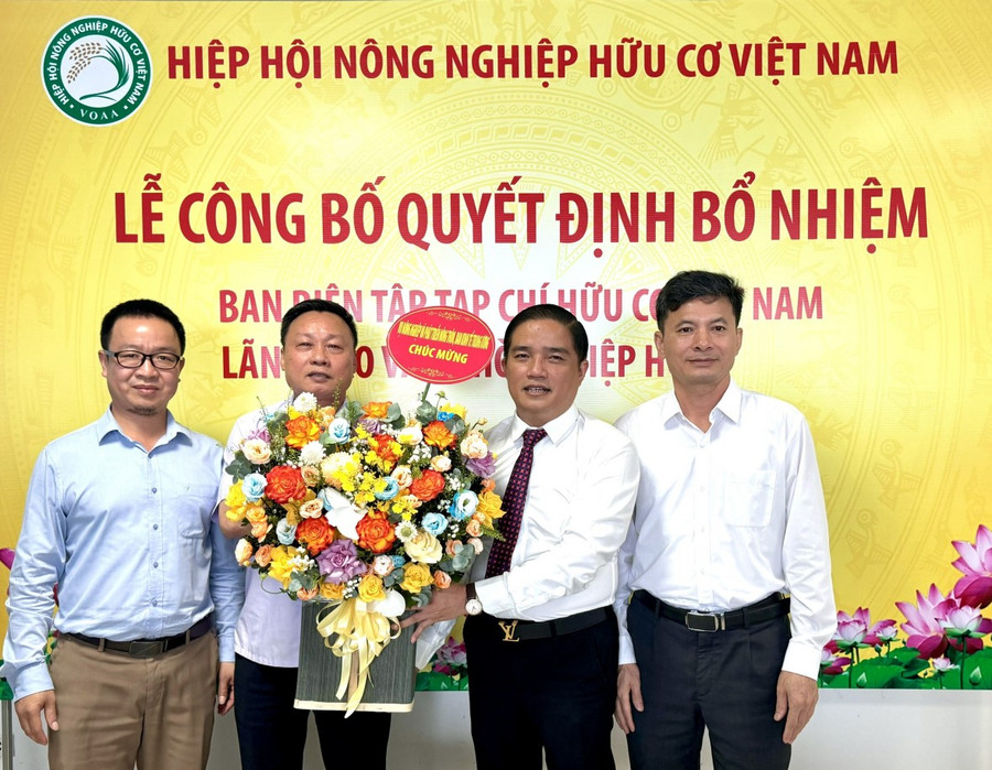 Ban lãnh đạo Vụ Nông nghiệp và Phát triển nông thôn - Ban Kinh tế Trung ương chúc mừng tân Phó Tổng Biên tập Tạp chí Hữu cơ Việt Nam.