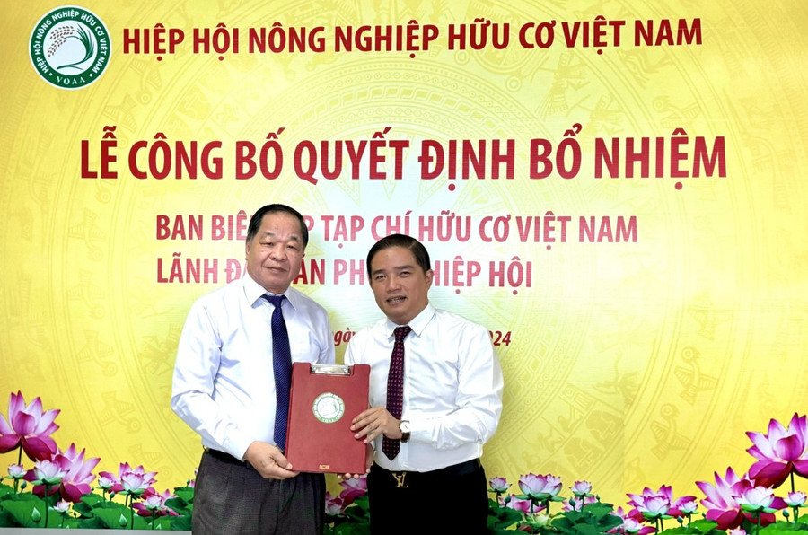 TSKH. Hà Phúc Mịch - Chủ tịch Hiệp Hội Nông nghiệp Hữu cơ Việt Nam trao quyết định bổ nhiệm Nhà báo Đỗ Ngọc Thi giữ chức Phó Tổng Biên tập Tạp chí Hữu cơ Việt Nam.