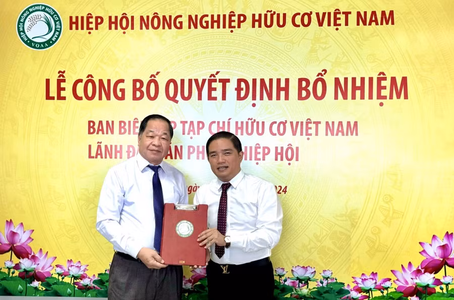 TSKH. Hà Phúc Mịch - Chủ tịch Hiệp Hội Nông nghiệp Hữu cơ Việt Nam trao quyết định bổ nhiệm Nhà báo Đỗ Ngọc Thi giữ chức Phó Tổng Biên tập Tạp chí Hữu cơ Việt Nam.