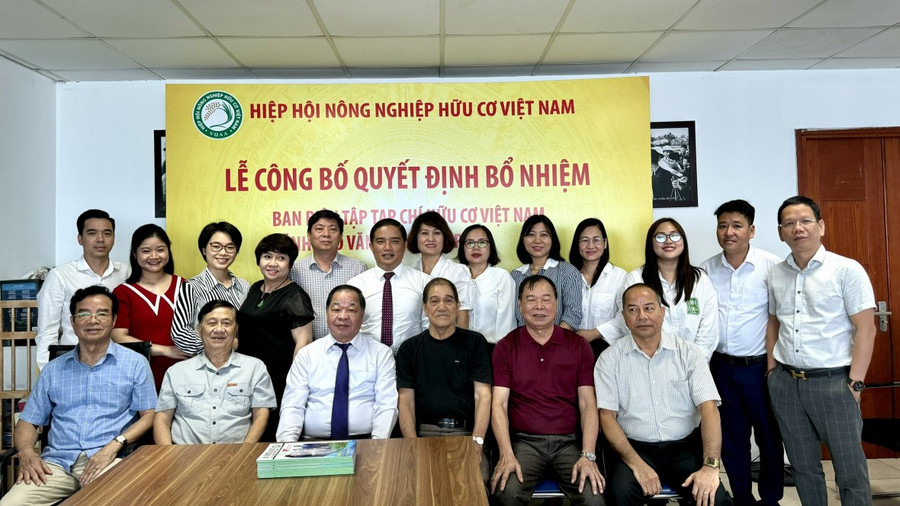 Tập thể lãnh đạo Hiệp hội VOAA và các đồng nghiệp chúc mừng tân Phó Tổng biên tập Đỗ Ngọc Thi.