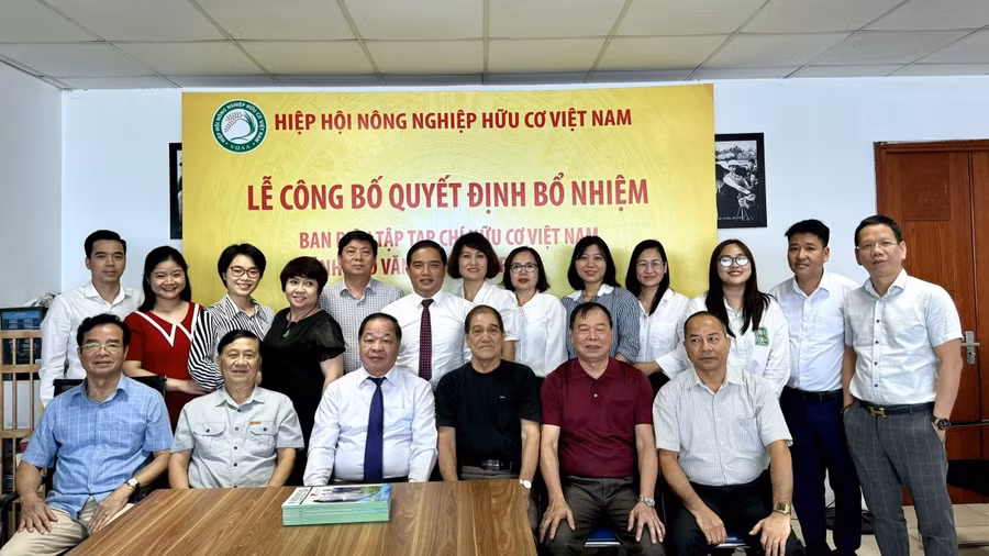 Tập thể lãnh đạo Hiệp hội VOAA và các đồng nghiệp chúc mừng tân Phó Tổng biên tập Đỗ Ngọc Thi.