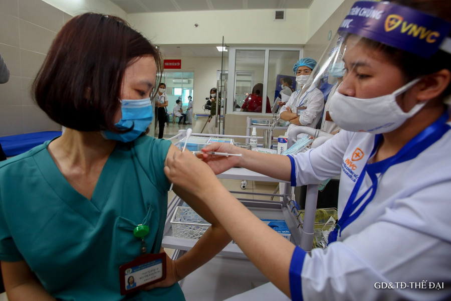 Nhân viên y tế BV Thanh Nhàn: "Rất tin tưởng vào độ an toàn của vắc xin Covid-19" ảnh 9