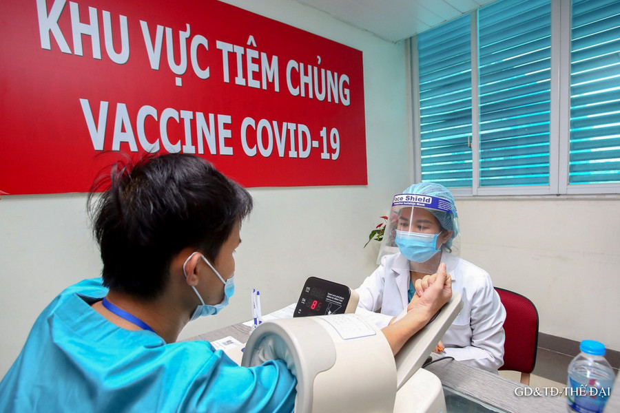 Được biết: Bộ Y tế phân bổ cho Hà Nội 8.000 liều vắc xin ngừa Covid-19 của AstraZeneca trong tổng số 117.600 liều vắc xin về Việt Nam đợt đầu.