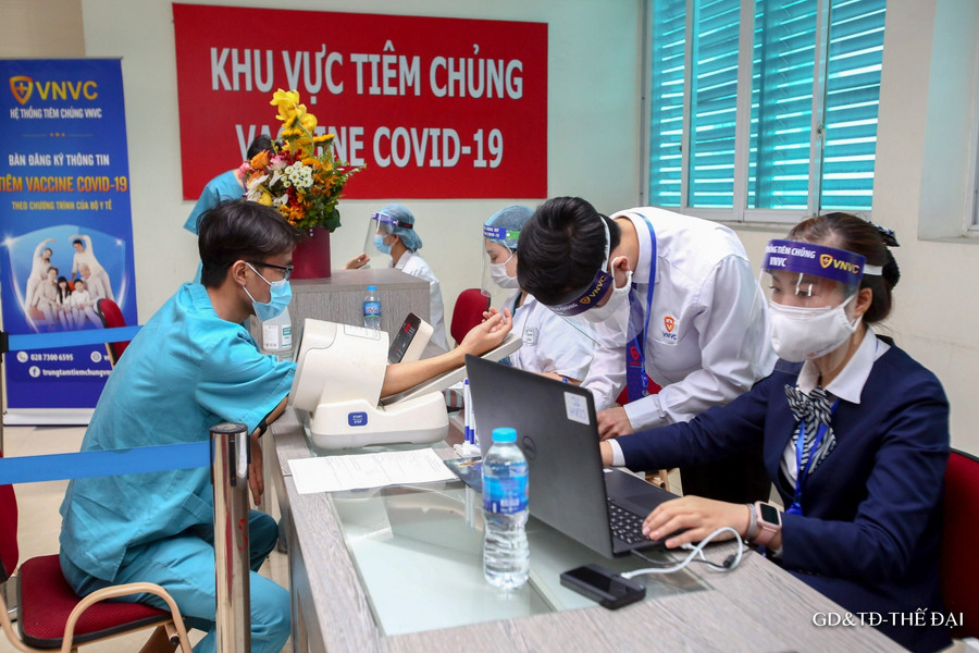 Trong ngày hôm nay sẽ tiêm vắc xin Covid-19 cho 30 y, bác sĩ tại bệnh viện Thanh Nhàn.