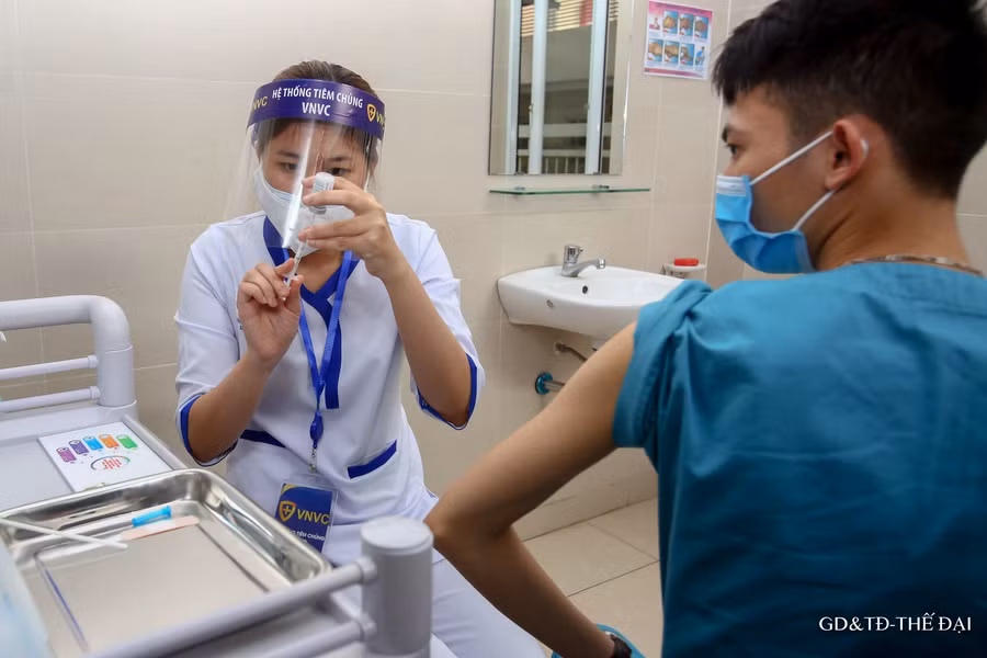 “Trước khi tiêm tôi cảm thấy rất hồi hộp nhưng sau khi tiêm thấy sức khỏe bình thường. Bản thân tôi thấy rất vinh dự khi là một trong những người dân thủ đô đầu tiên được tiêm vắc xin Covid-19. Tôi rất tin tưởng vào độ an toàn của nhà sản xuất vắc xin" - BS Cảm chia sẻ.