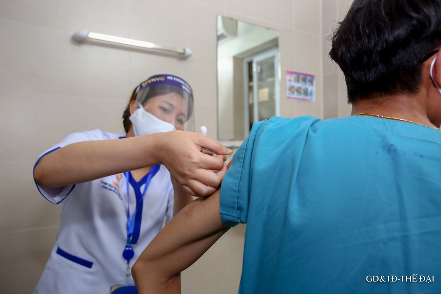 Nhân viên y tế BV Thanh Nhàn: "Rất tin tưởng vào độ an toàn của vắc xin Covid-19" ảnh 8